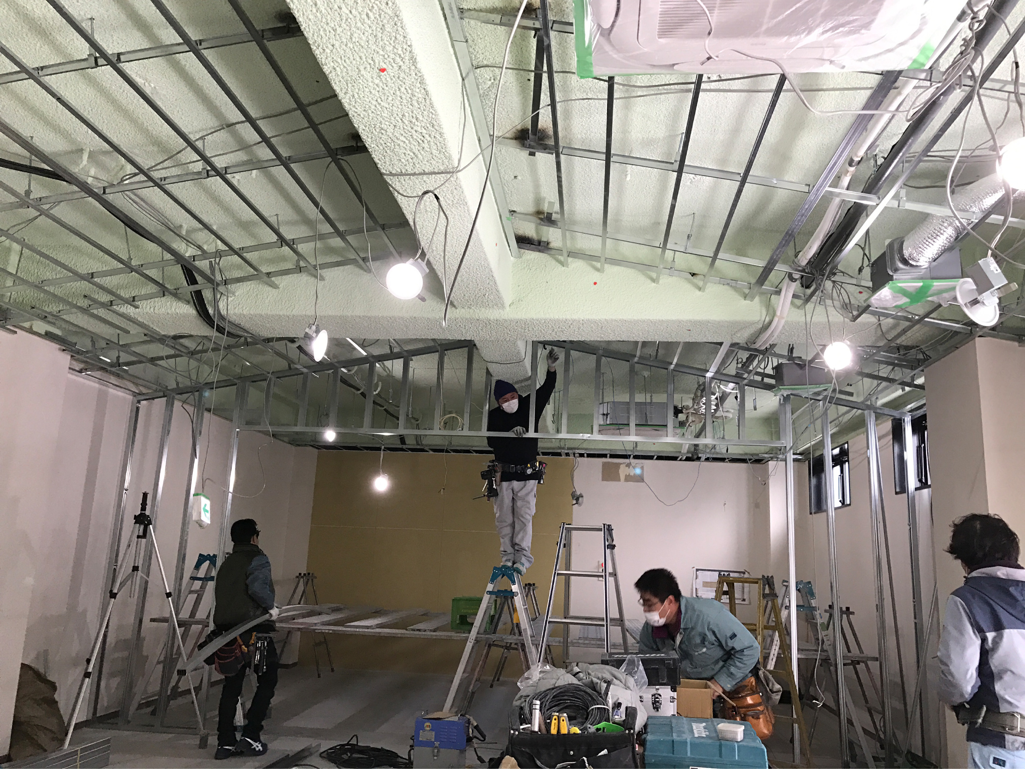 施行中の酒造側天井：天井を剥がして骨組みを設置