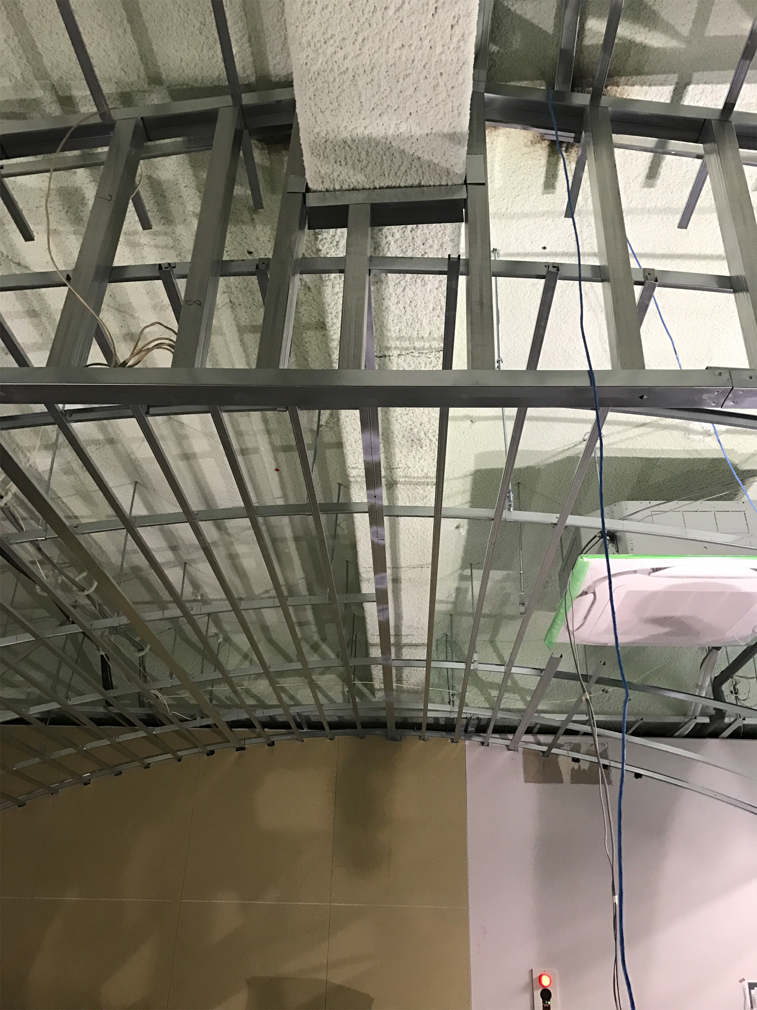 施行中のワイナリー側天井：天井を剥がして骨組みを設置