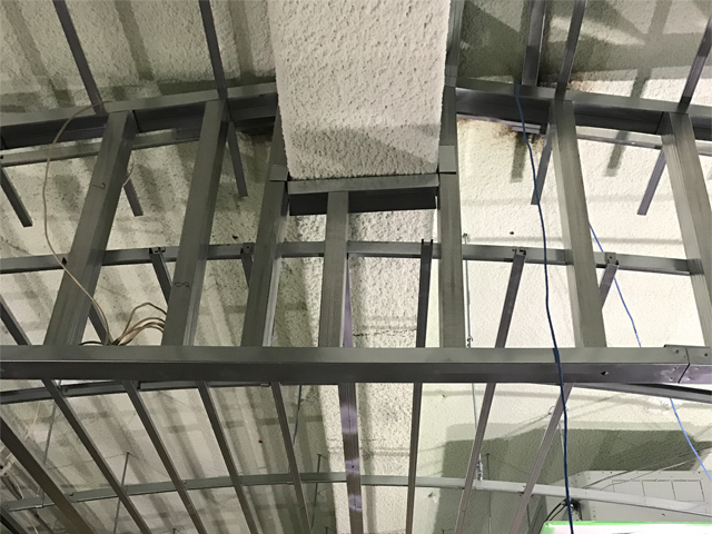 施行中のワイナリー側天井：天井を剥がして骨組みを設置