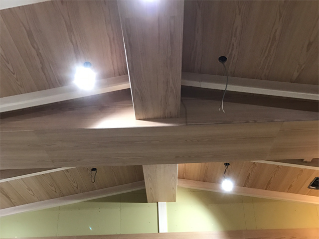 施行中のワイナリー側天井：骨組みを元にアーチ状の天井を造作